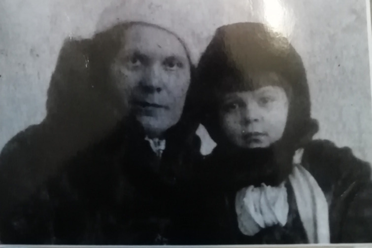 1938 год. Женя с мамой. Фото из семейного архива Евгении Синельниковой.