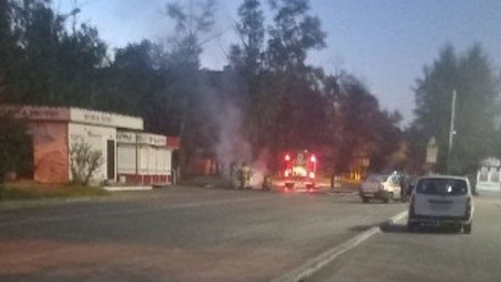 Машина с двумя спящими мужчинами внутри загорелась в Чите в ночь на 10 августа