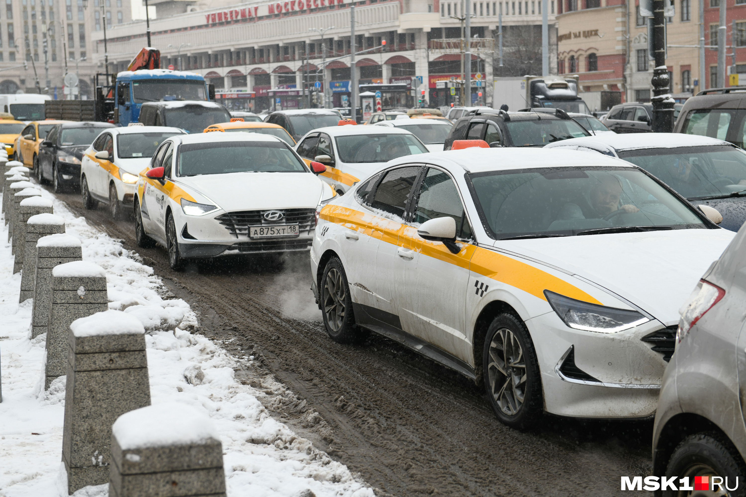 «Зубы стискиваешь, злой как черт — и на пассажира». В Москве бастуют водители «Яндекс.Такси» — что в Новосибирске