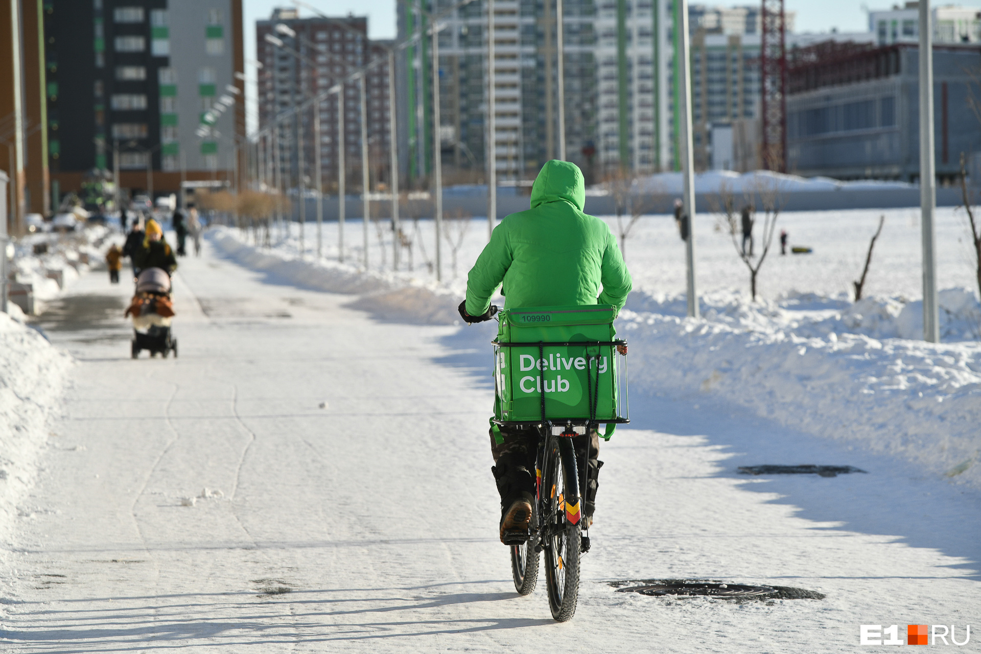 «Спасает горнолыжная маска». Курьеры из Екатеринбурга рассказали, как им работается на морозе