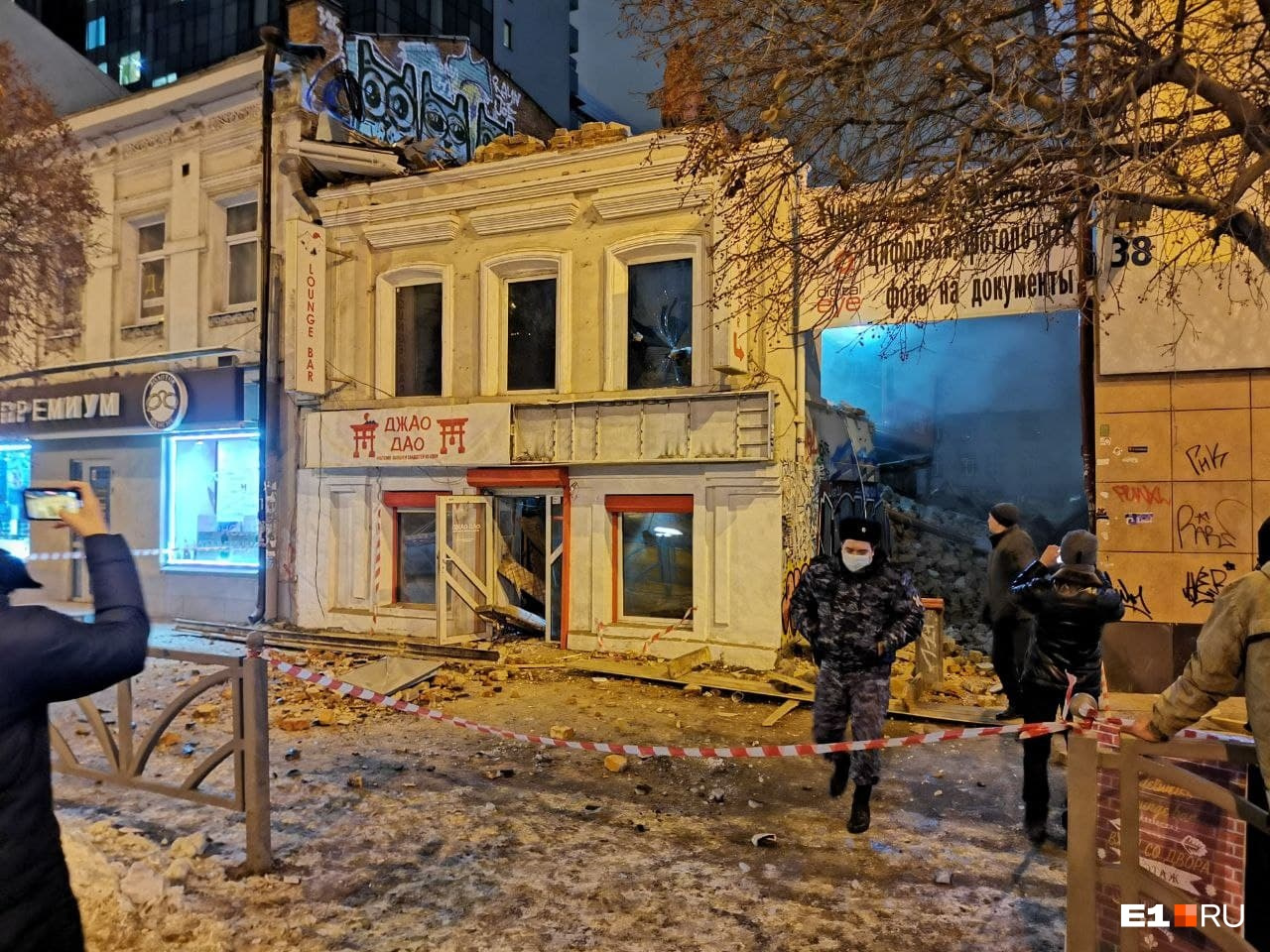 Дом № 38б на Малышева начали сносить ближе к полуночи Дом № 38б на Малышева начали сносить ближе к полуночи