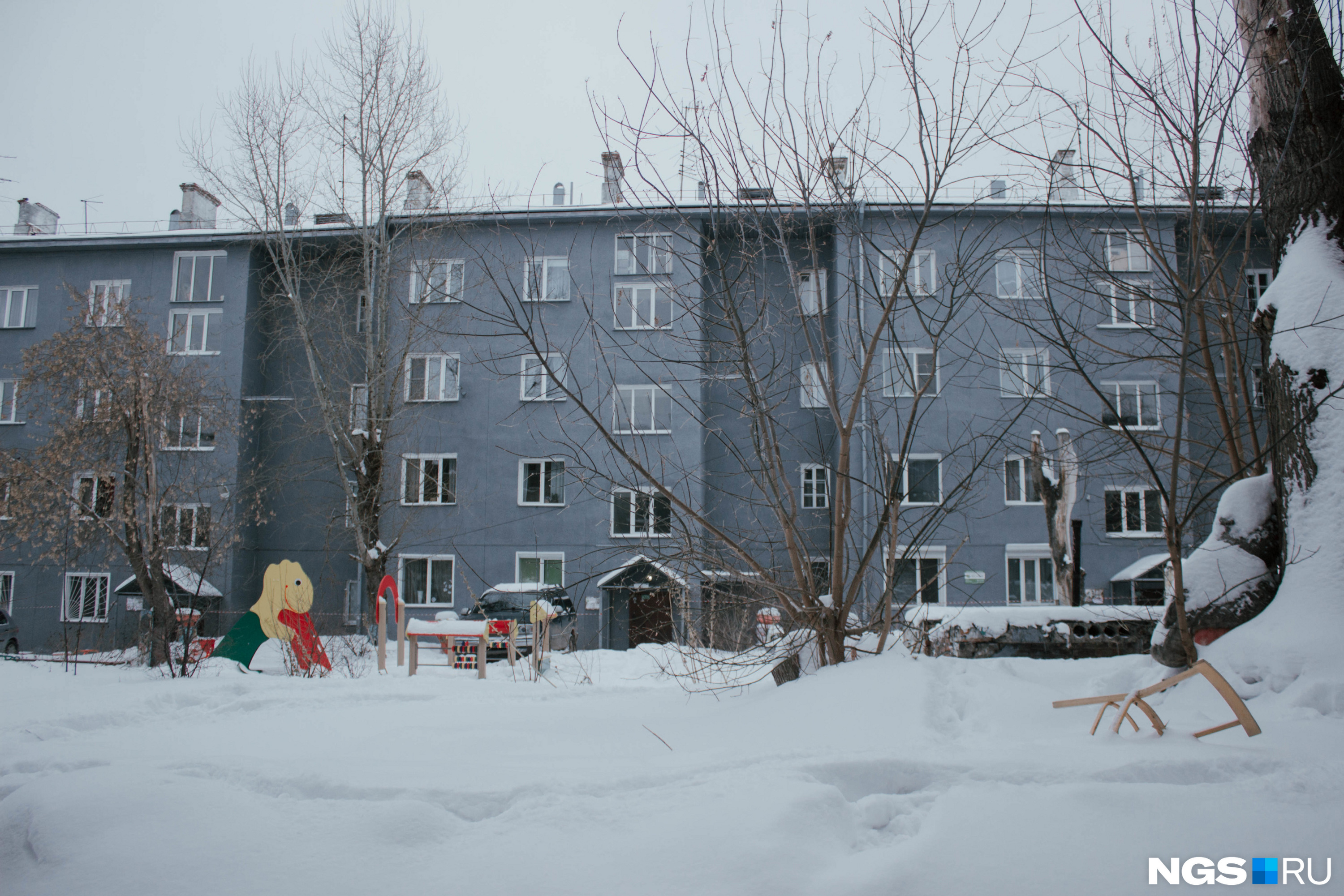 Соседний дом — близнец расселенного. Вот только его жителей пока никто не расселяет, само здание имеет высокий процент износа, но аварийным еще не признано Соседний дом — близнец расселенного. Вот только его жителей пока никто не расселяет, само здание имеет высокий процент износа, но аварийным еще не признано