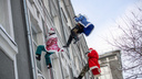 Деды Морозы спустились на веревках с крыши к пациентам детской больницы в Новосибирске
