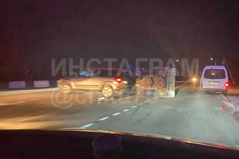 Грузовик перевернулся при аварии на Карповском тракте в Чите