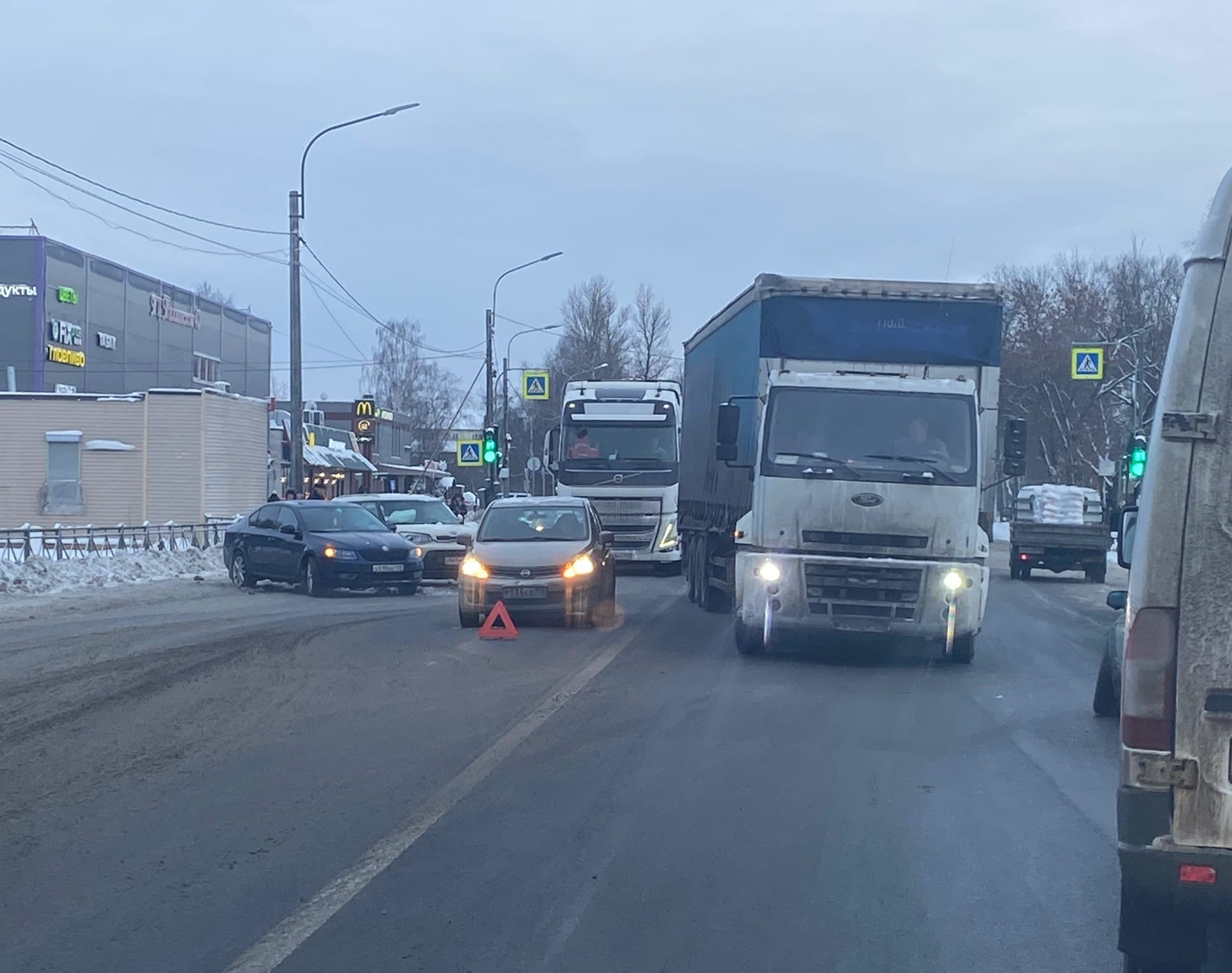 Каршеринг в Горелово въехал во встречные машины и перевернулся, растёт  пробка. ДТП попало на видео - 29 декабря 2021 - ФОНТАНКА.ру