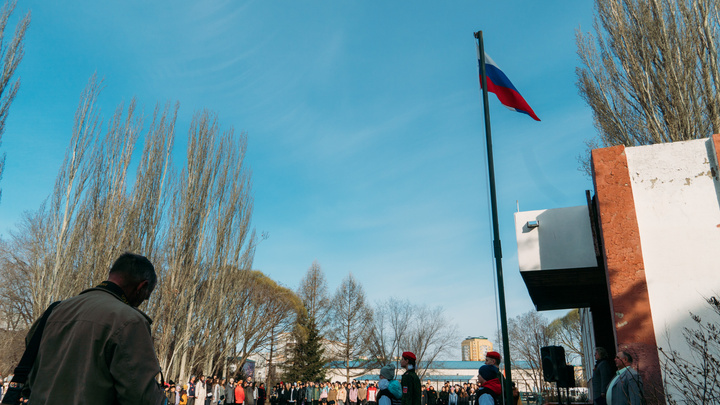 Как именно нужно поднимать флаг в школах России? Минпросвещения выпустило документ