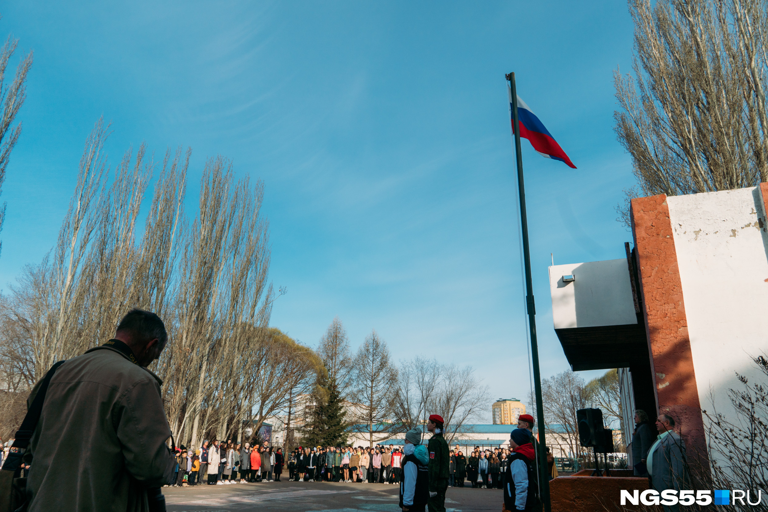 После поднятия флага для школьников включили гимн Российской Федерации