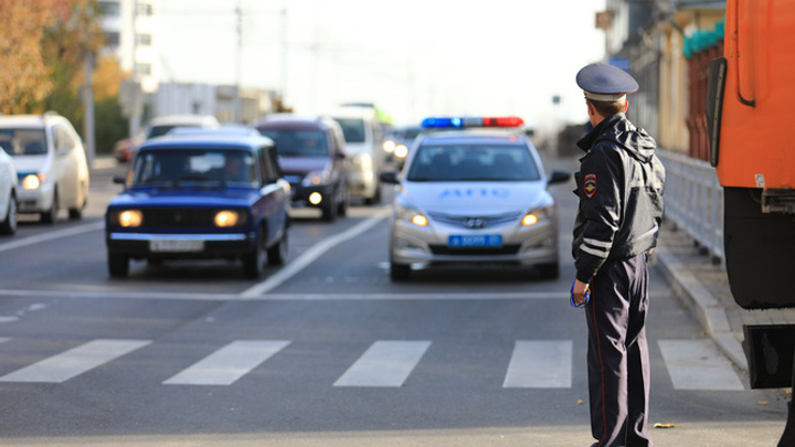 Полицейский создал ОПГ, которая брала взятки с перевозчиков в Красноярском крае