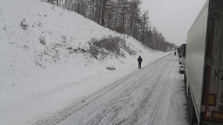Трасса М-5 в Челябинской области встала в пробку во время сильного снегопада