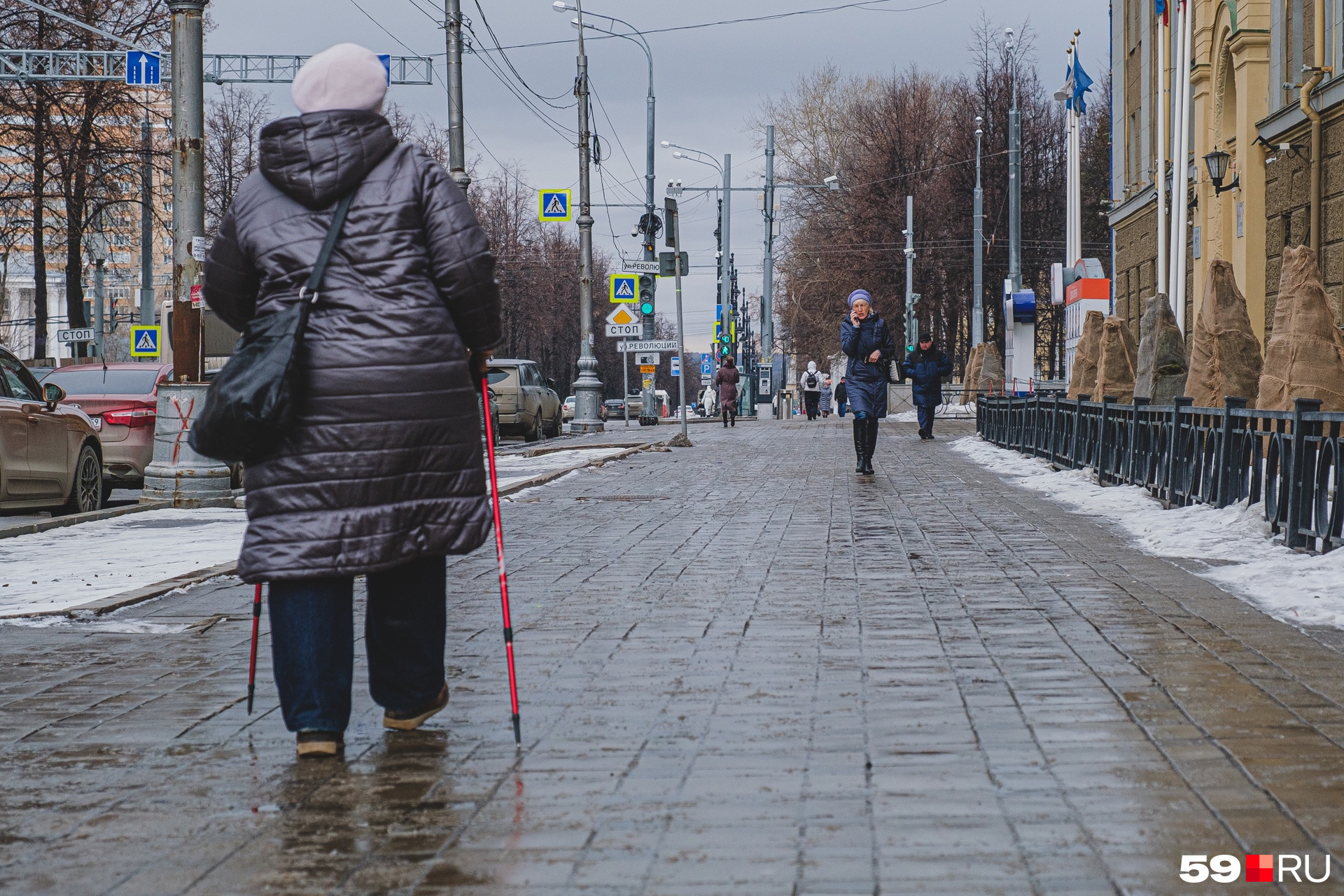 Гололедица может образоваться вследствие ледяного дождя или обычного дождя, замерзших луж на тротуарах или дороге