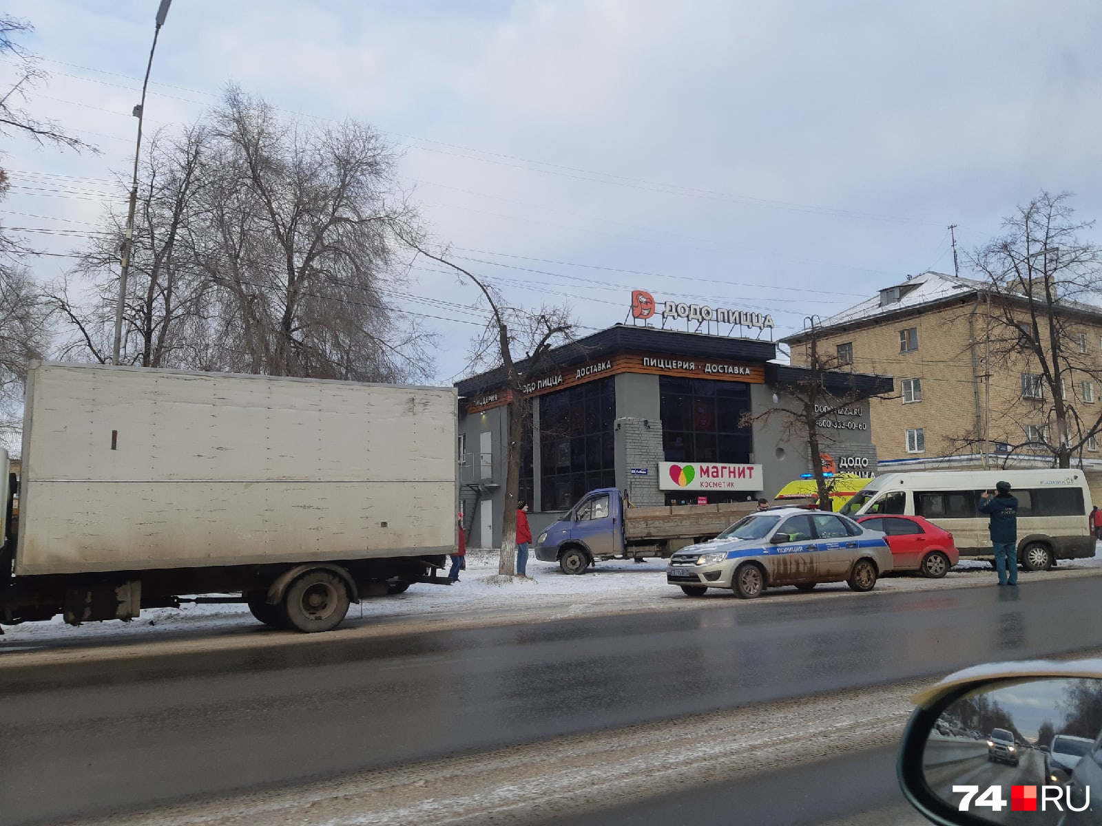 Помощь медиков понадобилась одному из пассажиров микроавтобуса Помощь медиков понадобилась одному из пассажиров микроавтобуса