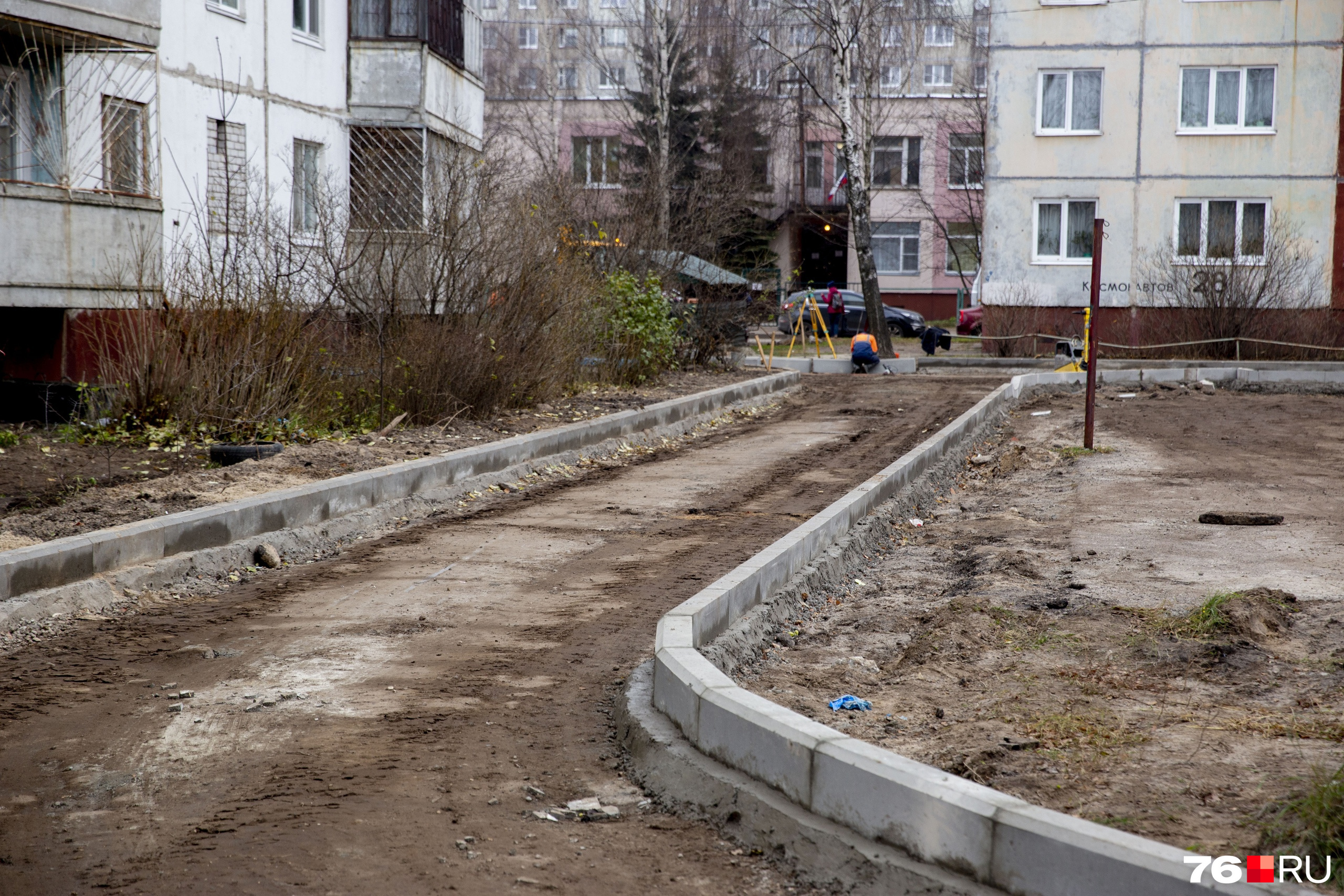 Жители этих домов обращались в мэрию города и правительство области с требованием привести их двор в порядок Жители этих домов обращались в мэрию города и правительство области с требованием привести их двор в порядок