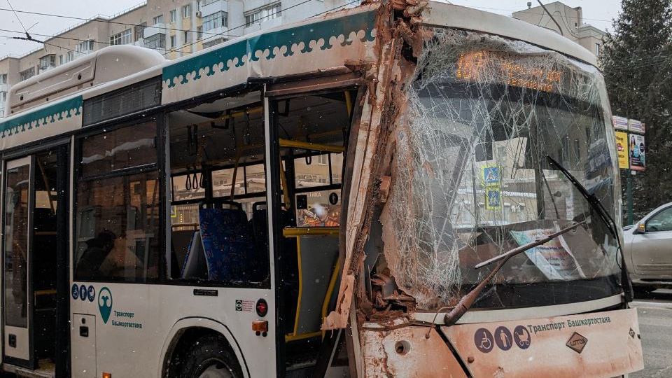 Вылетел из окна: появилось видео столкновения автобусов в центре Уфы