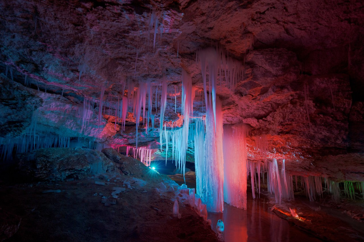 В программу входит посещение одной из самых красивых пещер в Архангельской области — «Певческая эстрада»