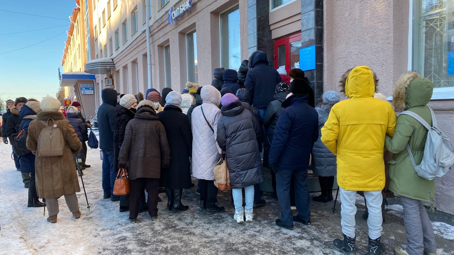 Банк последние новости. Очередь в магазине. Очереди в банках. Очередь в банк. Детский мир очередь.