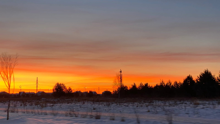 Золотой рассвет в зимнем небе: любуемся фото и видео, которые сняли тюменцы этим утром