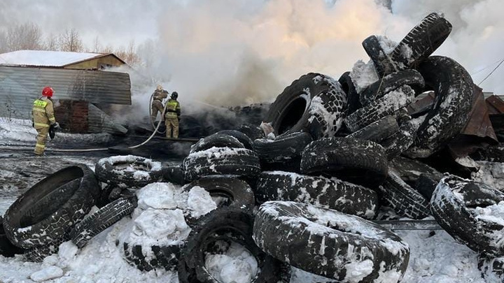 На складе в Новокузнецке три месяца назад сгорело множество шин. Их до сих пор не убрали