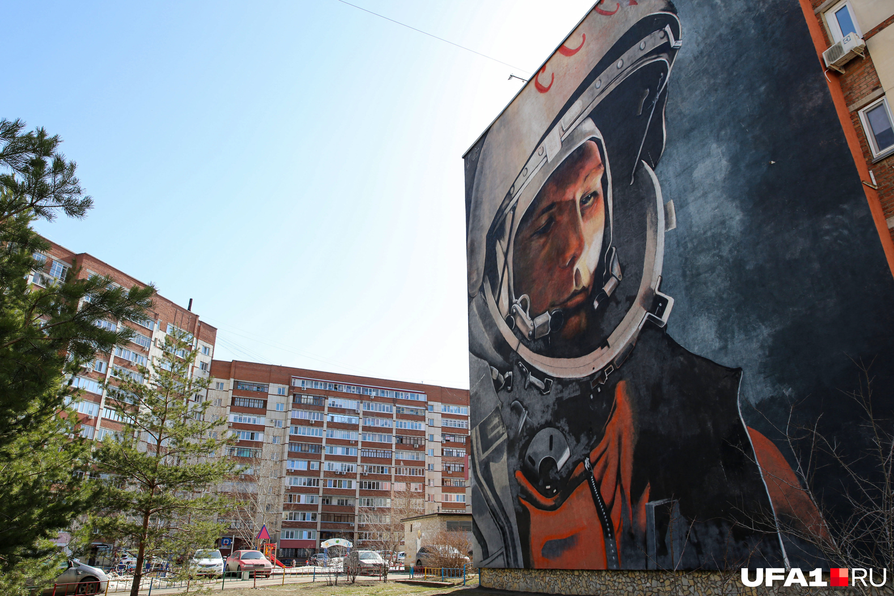 Дом 14/1 на одноименной улице украшает граффити Гагарина с 2013 года