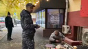 В Волгограде сняли на видео неадекватного мужчину, потрошащего урны напротив областной администрации