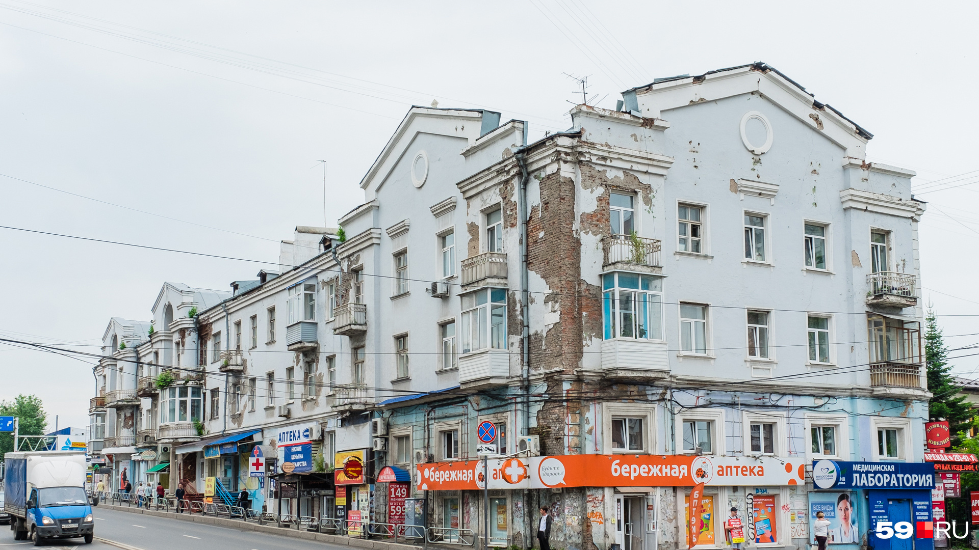 Со стороны улицы Луначарского дом четырехэтажный, а со стороны Попова — трех-