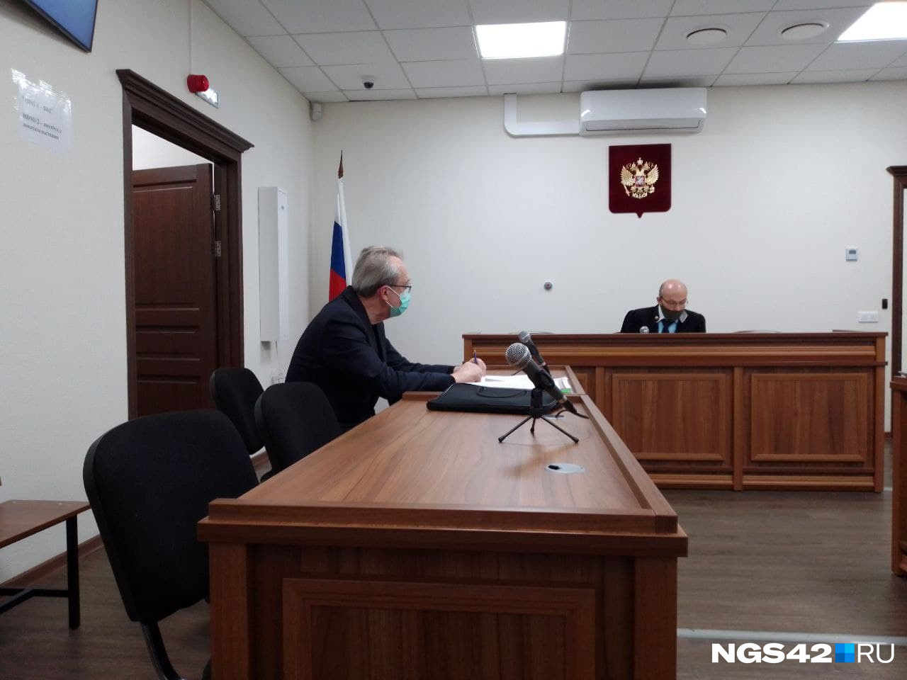 Адвокат Виктор Акимов просил судью запретить съемку, но суд его просьбу отклонил Адвокат Виктор Акимов просил судью запретить съемку, но суд его просьбу отклонил