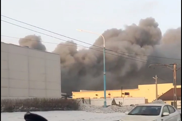 Дым на весь город: в Новокузнецке мощно горит склад с тяжелой техникой
