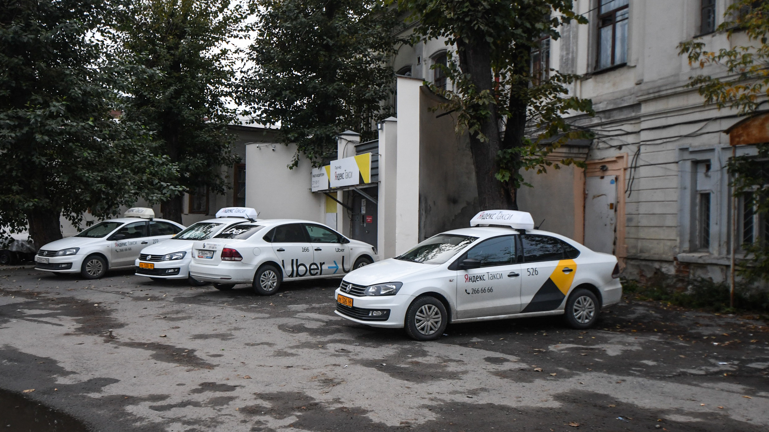 «А почему водитель должен ее везти?» Екатеринбуржцы встали на защиту таксистов, отказавших маме с младенцем