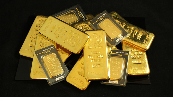 Финансисты рассказали, как лучше покупать золото — в банке или на бирже