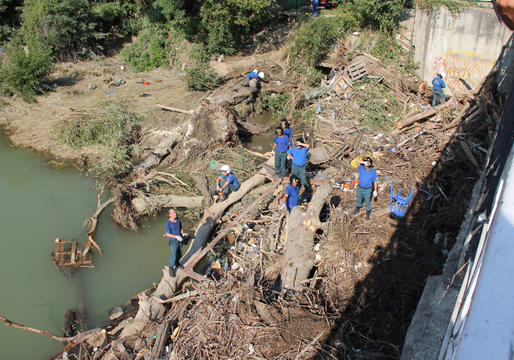 Расчистка русла реки Адагум после потопа 2012 года