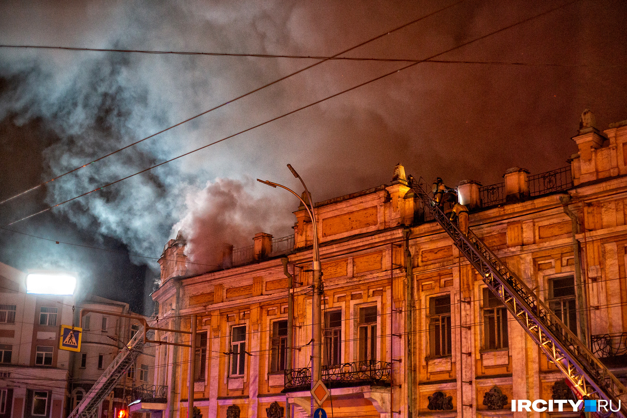 Дымящаяся крыша здания ТЮЗа 13 марта, фасад на улицу Ленина