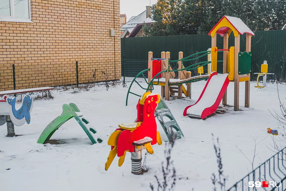 Летом дети играют на детской площадке, а зимой они часто играют за территорией таунхаусов