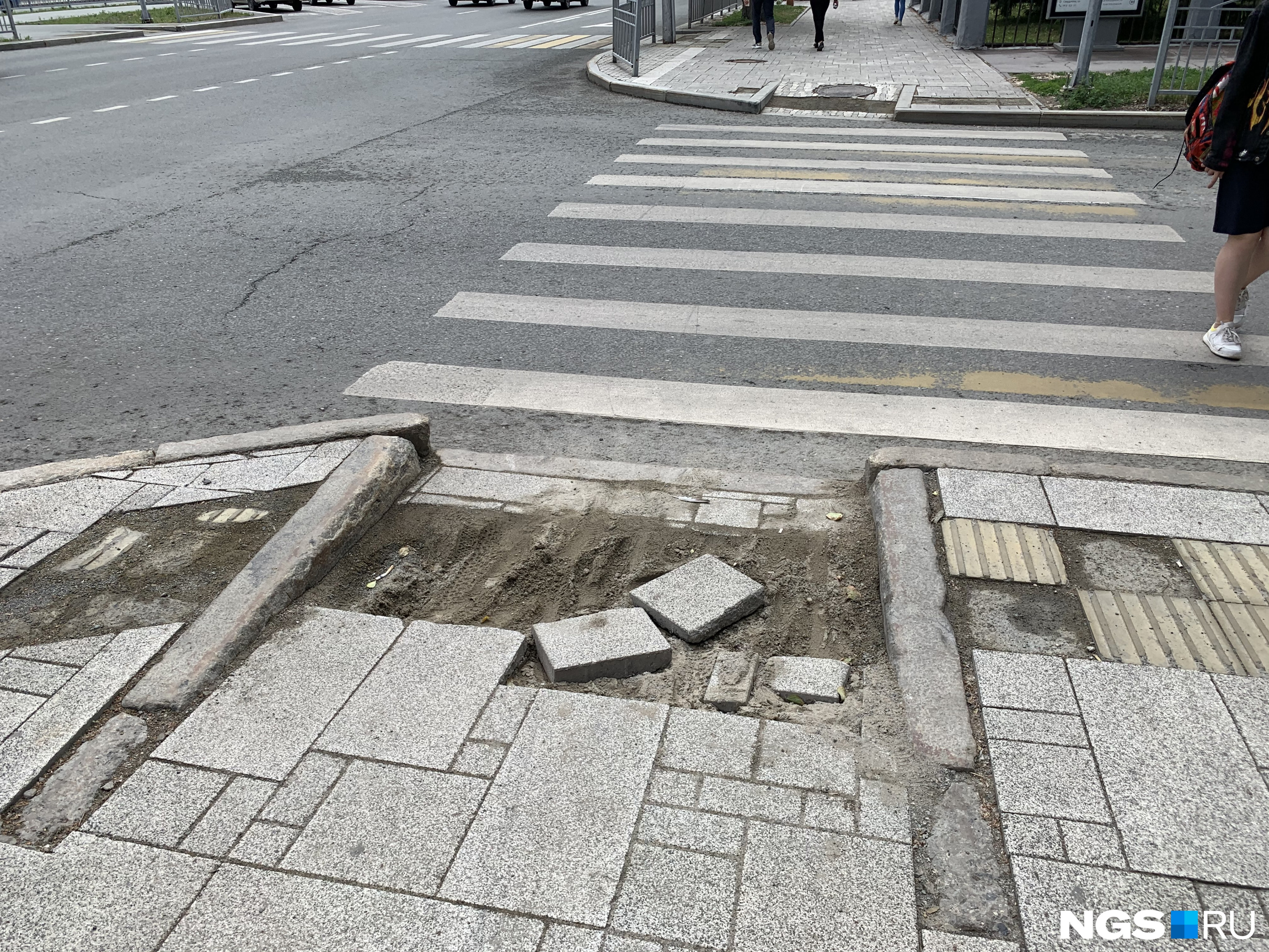 после масштабной реконструкции. после масштабной реконструкции. после масштабной реконструкции. тротуар в городе. улица бачуринская реконструкция.