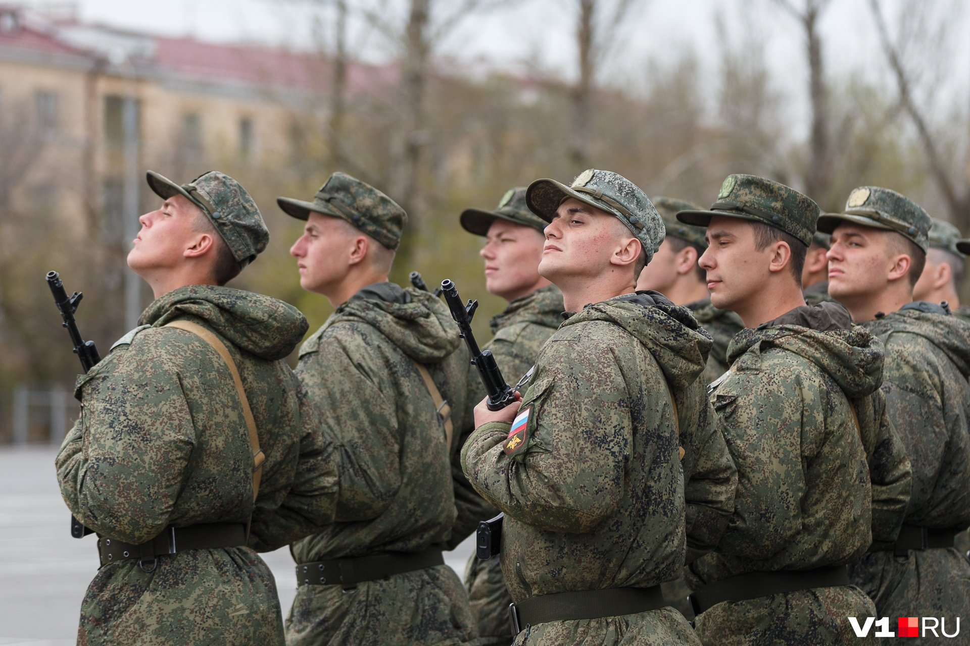 19 ноября волгоград. Репетиция парада Победы 2022 в Волгограде. Парад Победы 2021 в Волгограде. Парад Победы Волгоград фото. Фото мальчика на параде фото со спины.