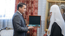 Губернатор вручил патриарху Кириллу знак почетного гражданина Архангельской области