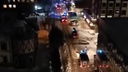 Много пожарных машин, полиция, реанимация: в центре Новосибирска у многоэтажки заметили спецтехнику — видео