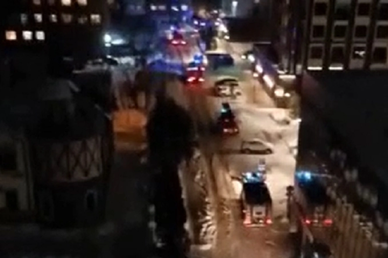 фото Много пожарных машин, полиция, реанимация: в центре Новосибирска у многоэтажки заметили спецтехнику