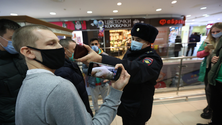 Проверка QR-кодов в ТРК Челябинска переросла в стычку с полицией