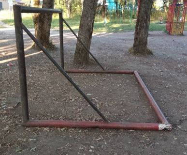 Как видно по фото, металлические ворота не закреплены Как видно по фото, металлические ворота не закреплены