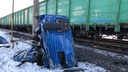 На новосибирском переезде столкнулись КАМАЗ и поезд: локомотив сошел с рельсов, один человек погиб