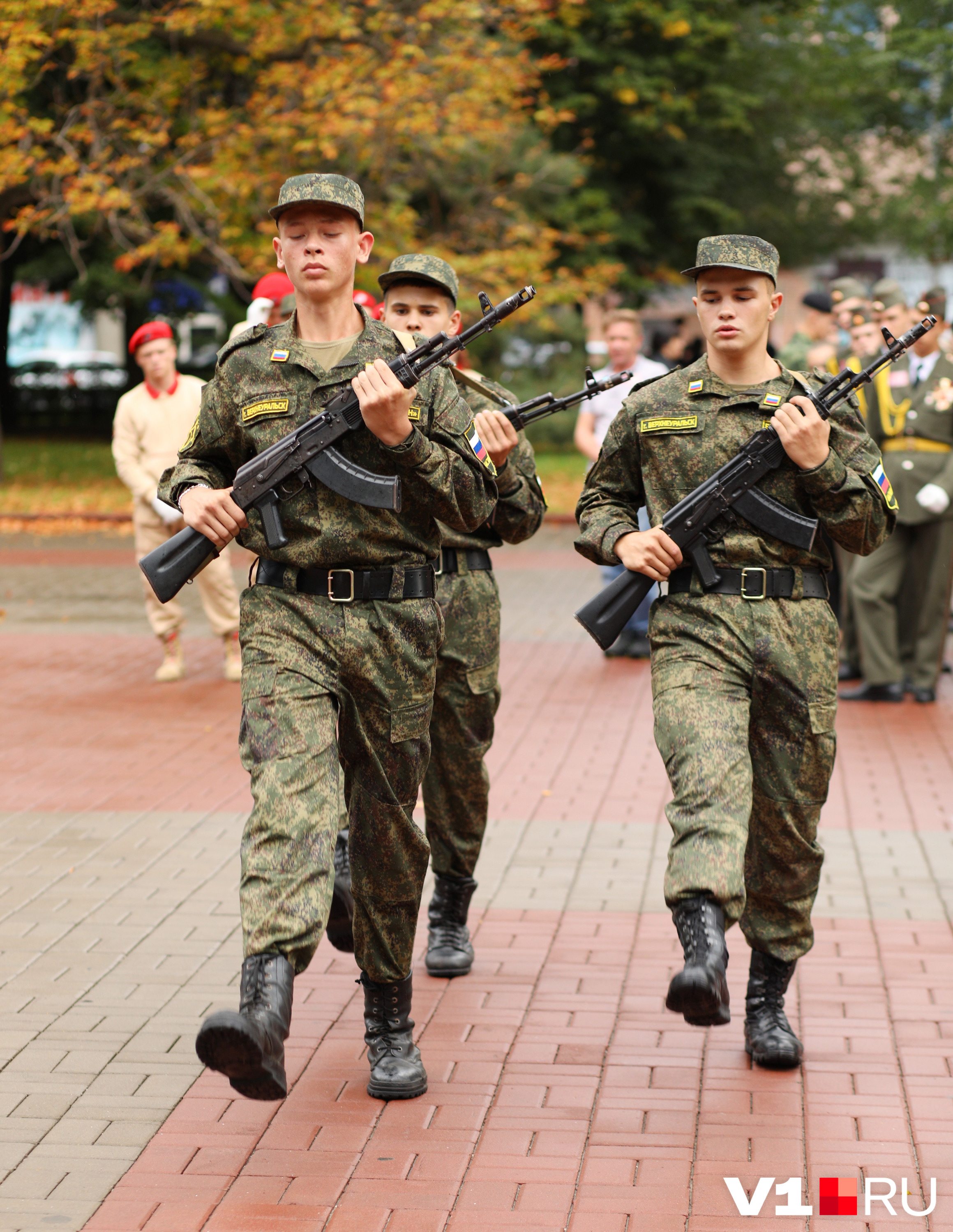Школьники демонстрировали строевой шаг