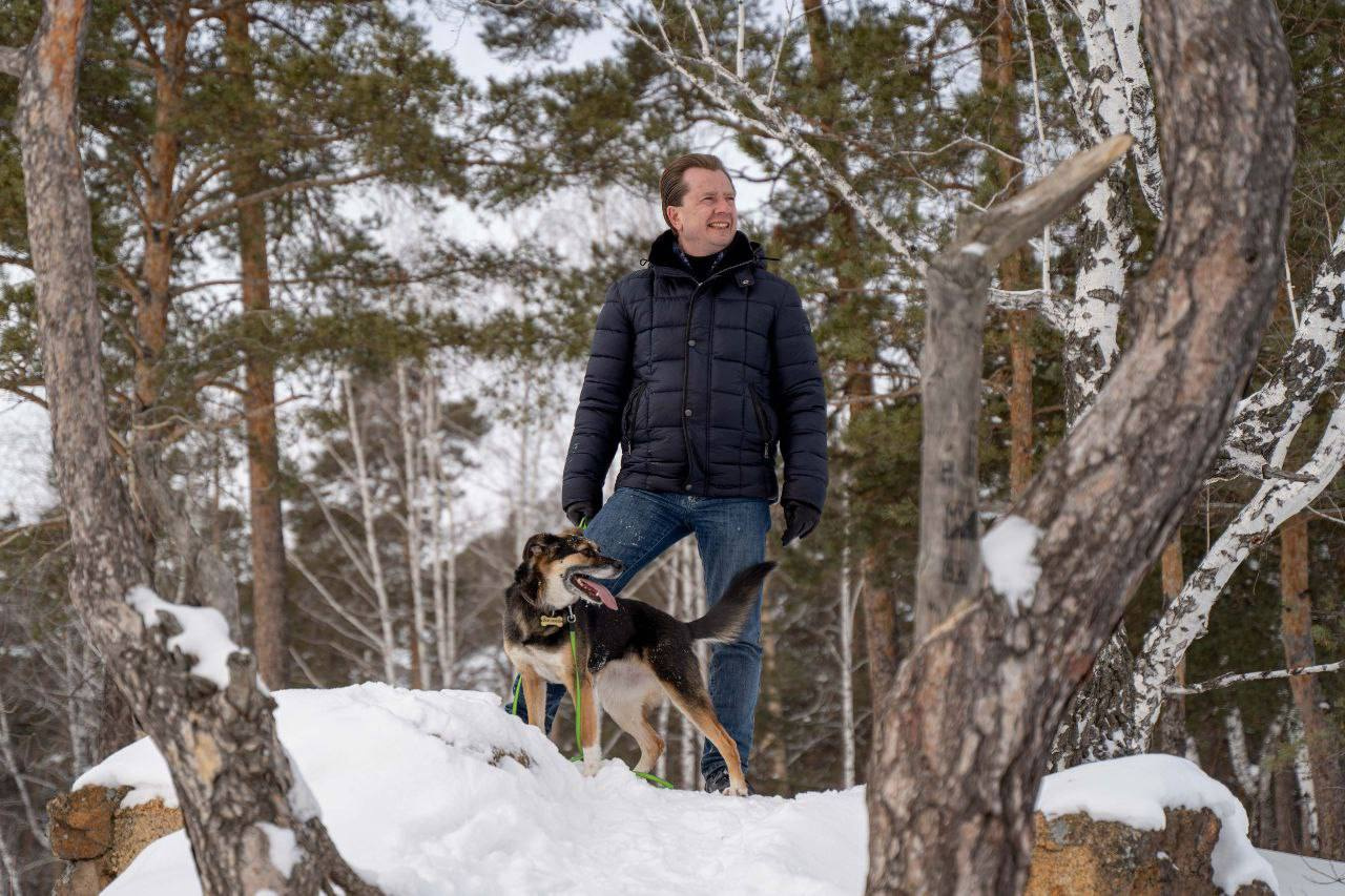Владимир Бурматов и бывшая приютская собака, которая живет теперь у него