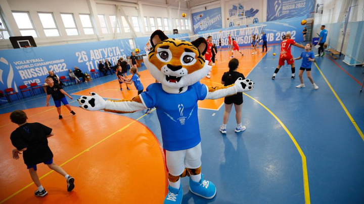 Игроки «Енисея» сыграли в волейбол с красноярскими школьниками (фото)
