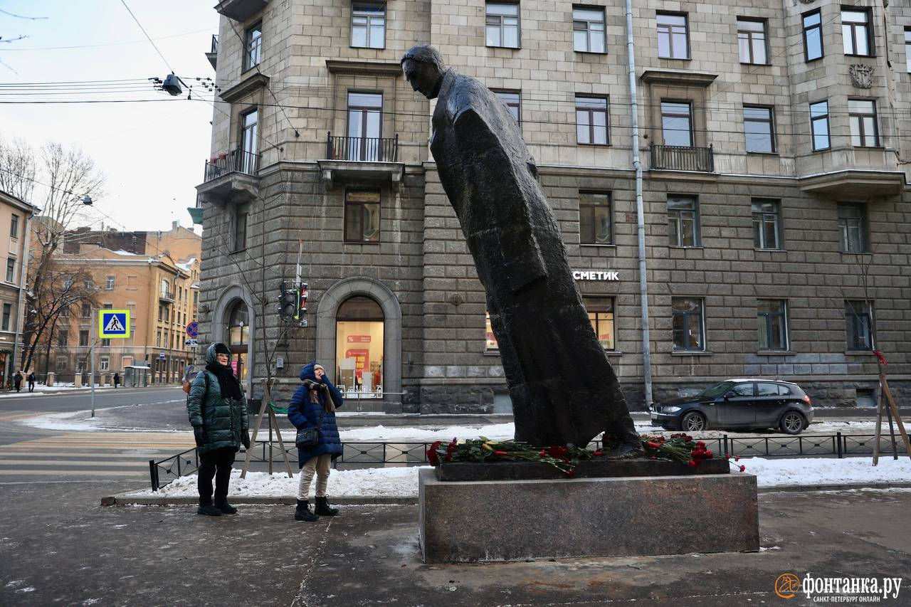 Новый памятник Блоку: где установлен, что означает, реакция петербуржцев -  9 января 2023 - ФОНТАНКА.ру