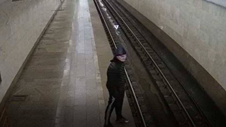 Мужчина погиб под колесами поезда на станции метро «Полянка»