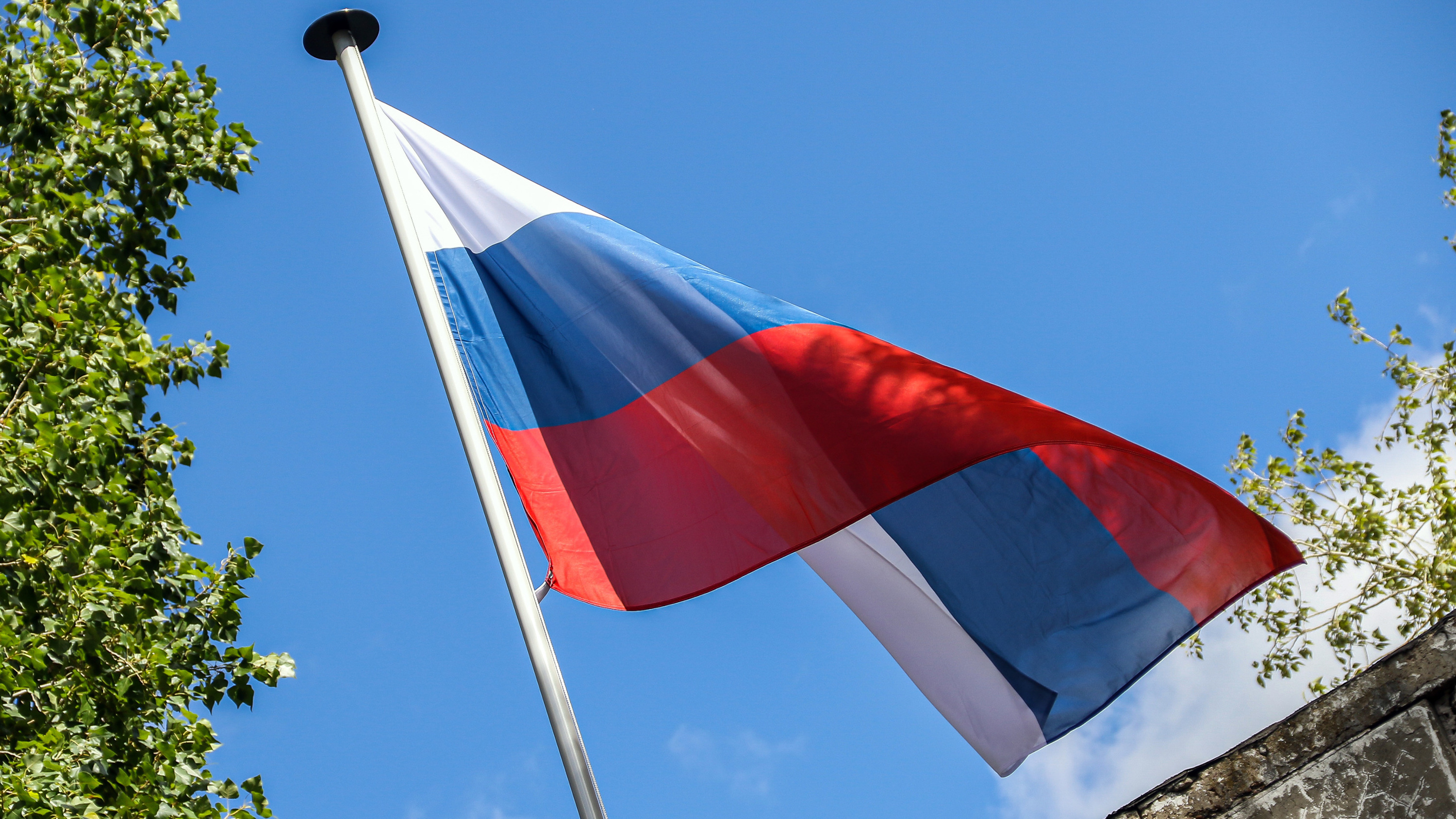 В кузбасском городе школьники под гимн России подняли сербский флаг