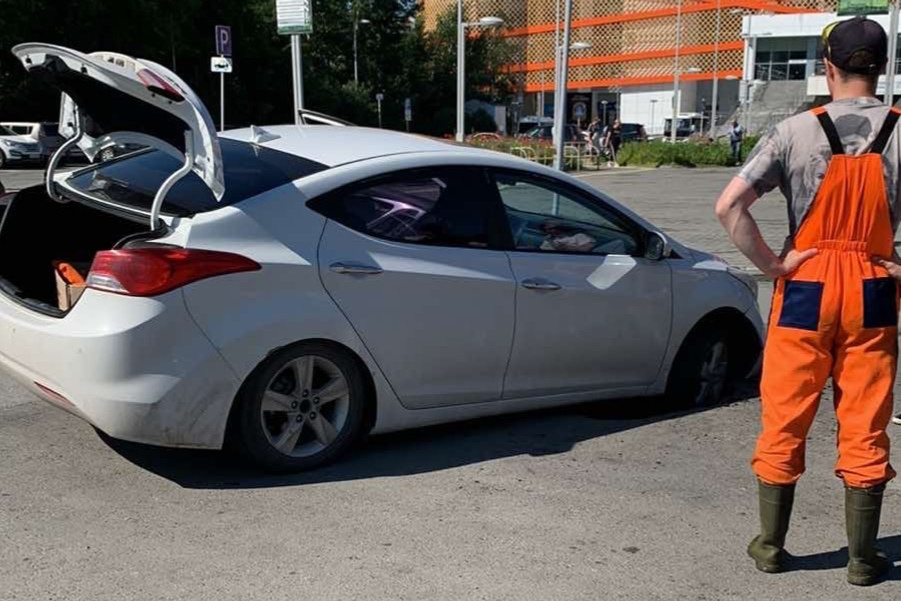 Автомобиль провалился под асфальт