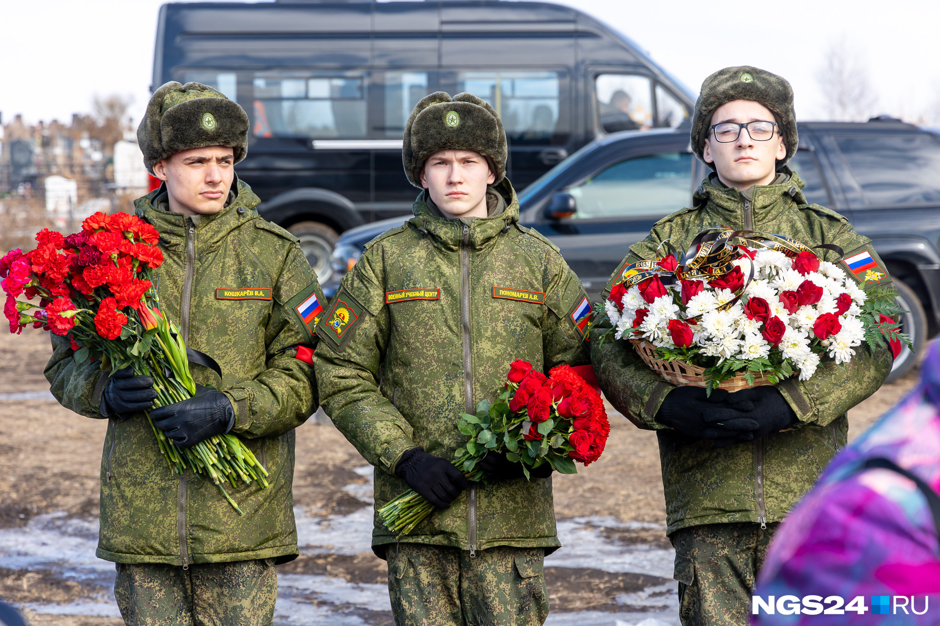 Учащиеся военного учебного центра возложили цветы на могилу Владислава