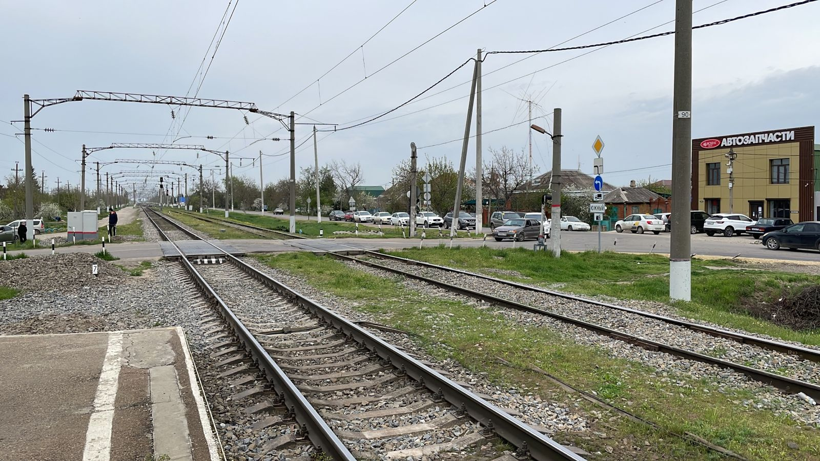 Краснодар под. Железная дорога. Пассажирский поезд сбил женщину. ЖД В Динской. Железная дорога Краснодарский край.