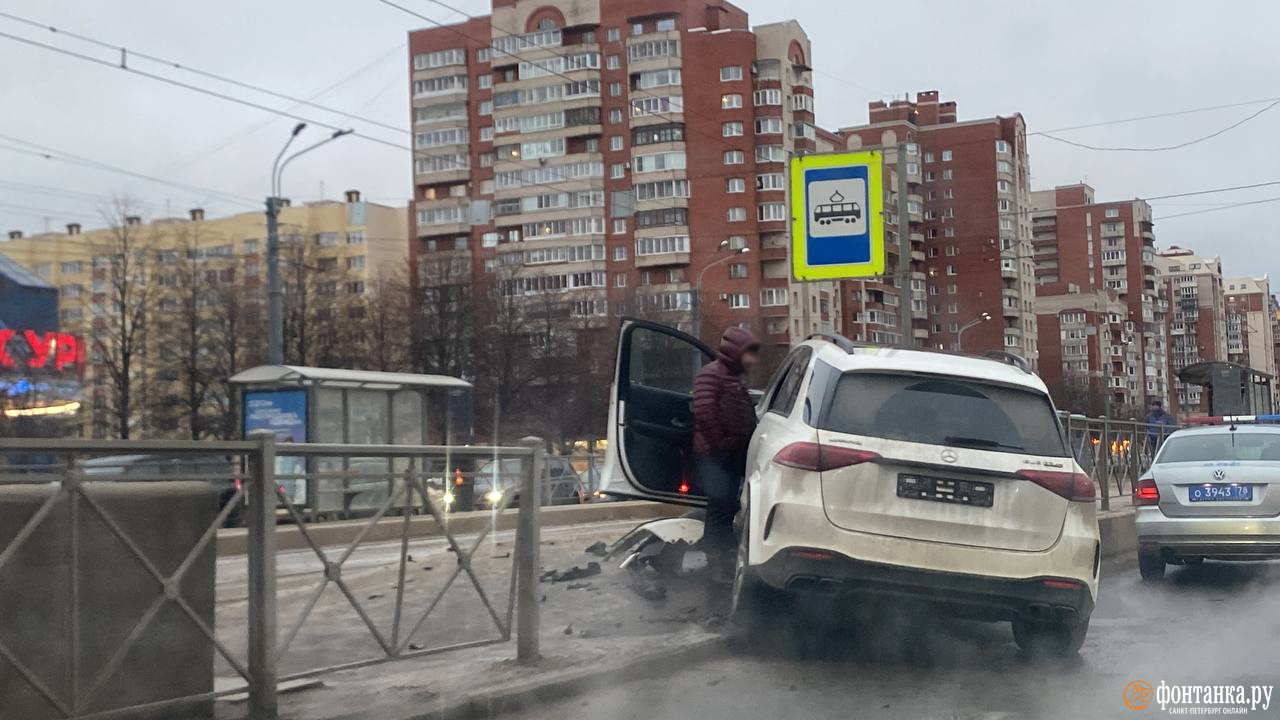 Mercedes влетел в ограждение на перекрестке улицы Савушкина и Туристской  улицы в Петербурге 27 января 2023 - 27 января 2023 - ФОНТАНКА.ру