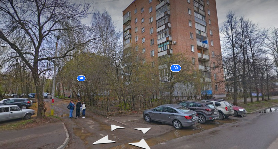 Улица Кудрявцева резко обрывается, переходя в дворовый проезд